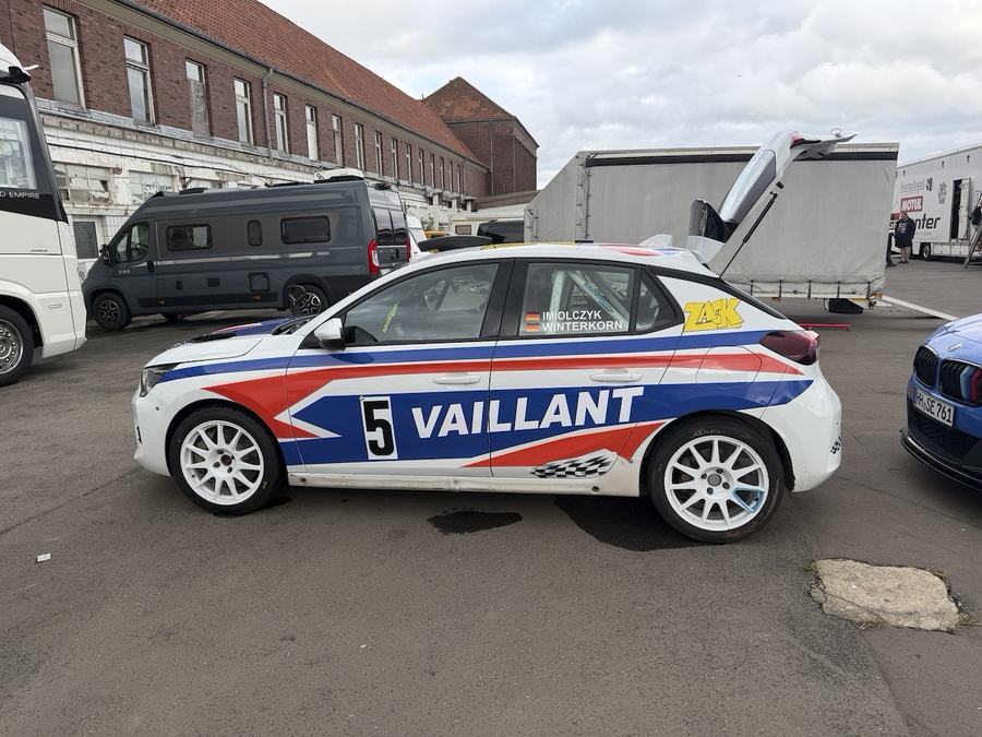 Corsa RC4 im Fahrerlager, Startnummer 5