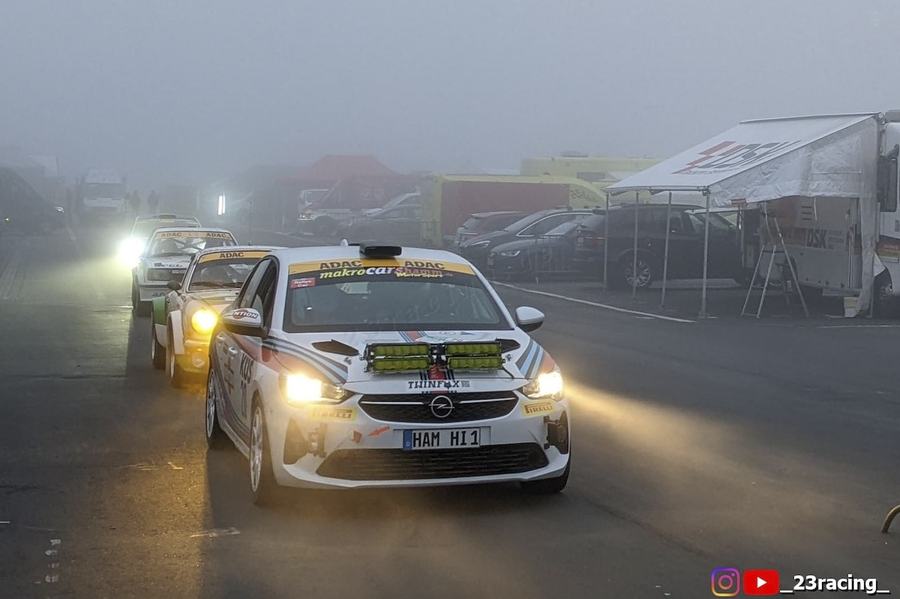 Rallyefahrzeuge im Nebel bei Nacht