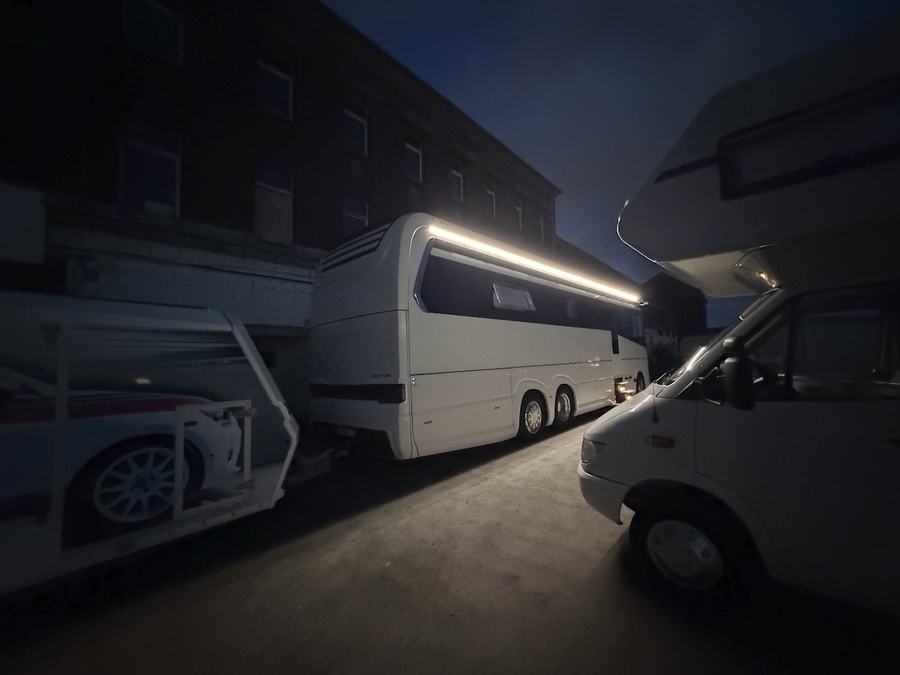 Transporter bei Nacht