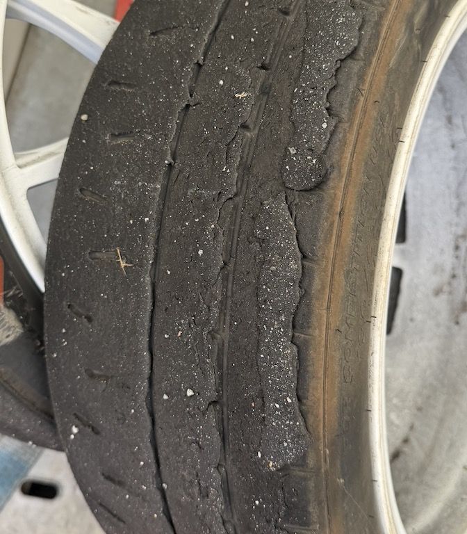 Hankook Rallyereifen im Fahrerlager