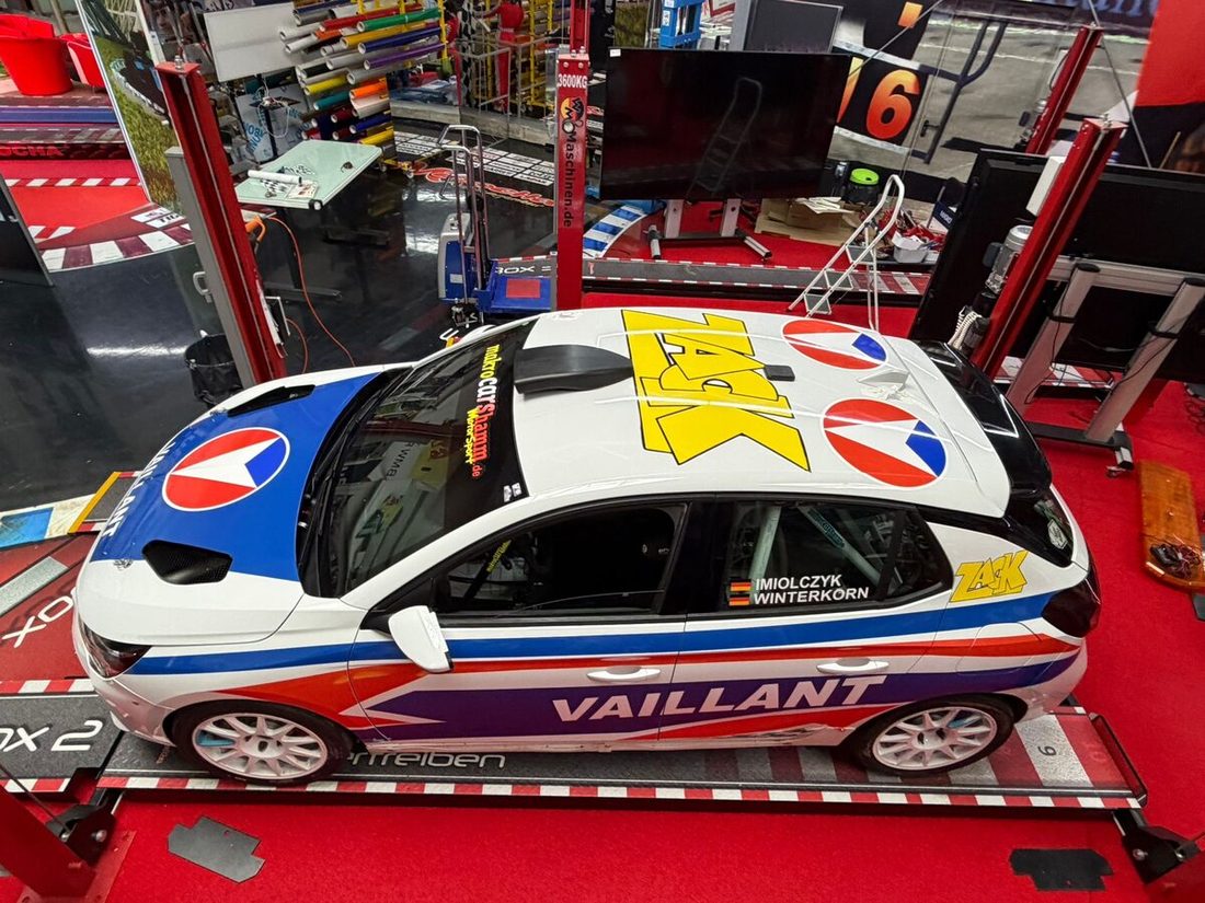Corsa RC4 wird auf den Anhänger verladen